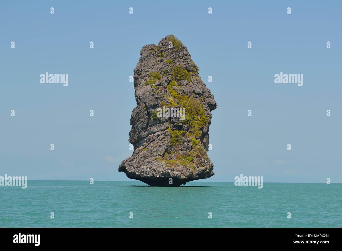 Terres solitaires pile dans l'archipel asiatique de Mu Ko ang thong national park, Thaïlande Banque D'Images