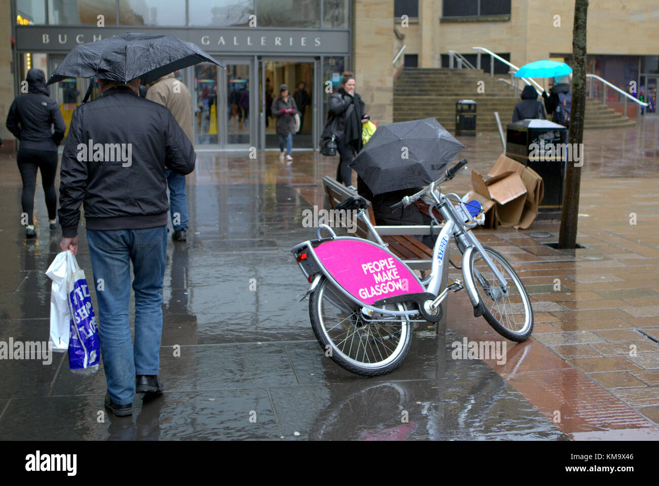 Glasgow, Scotland, UK 22 novembre. uk weather : jour de pluie que les gens magasinent à travers la ville. Les gens prennent des cours de Glasgow Glasgow voitures bike Crédit : Banque D'Images