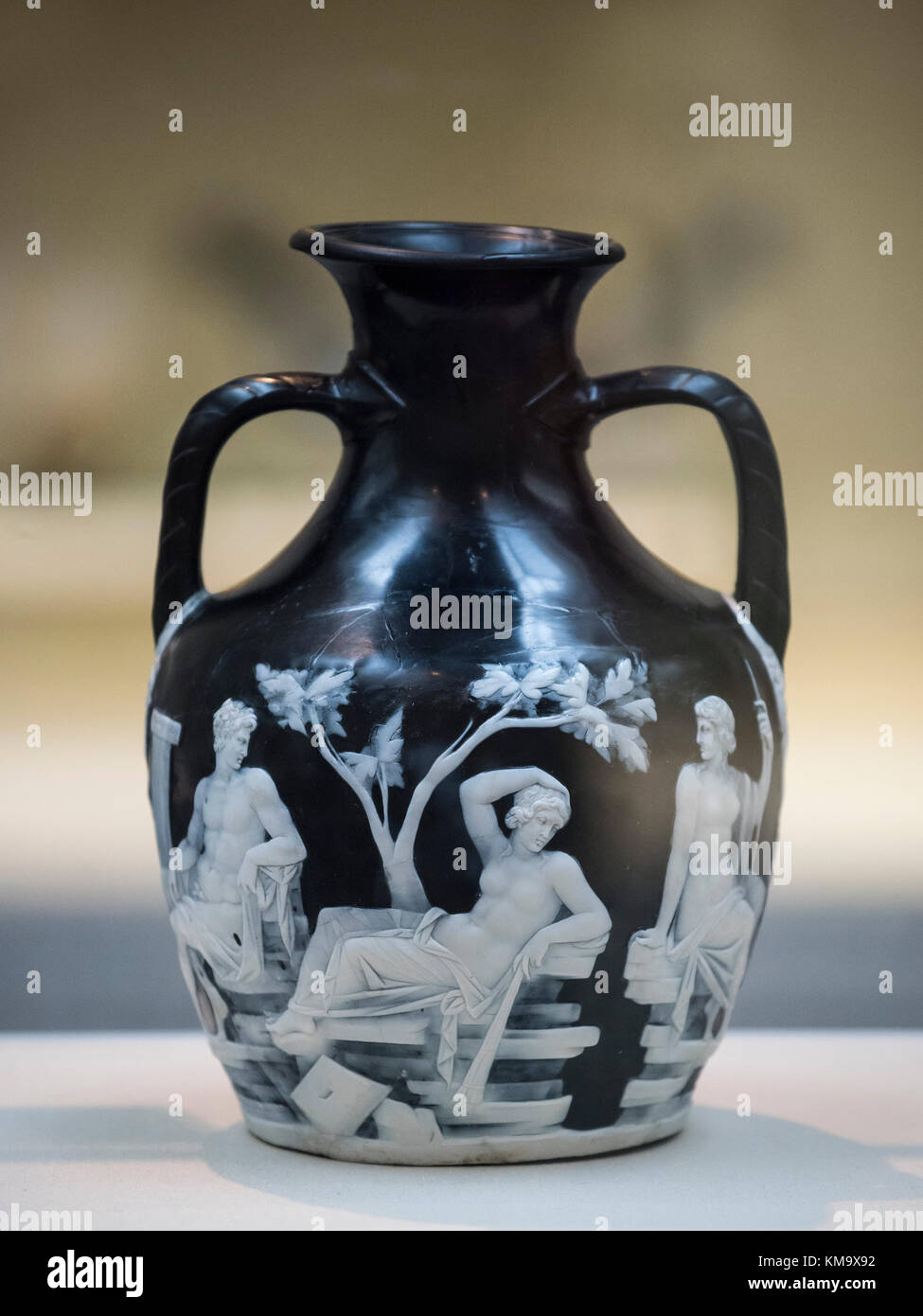 Londres. L'Angleterre. Le Vase de Portland, représentant des scènes mythologiques de l'amour et le mariage, le British Museum, à partir de Rome, Italie, ca. 5-25 A.D. Banque D'Images