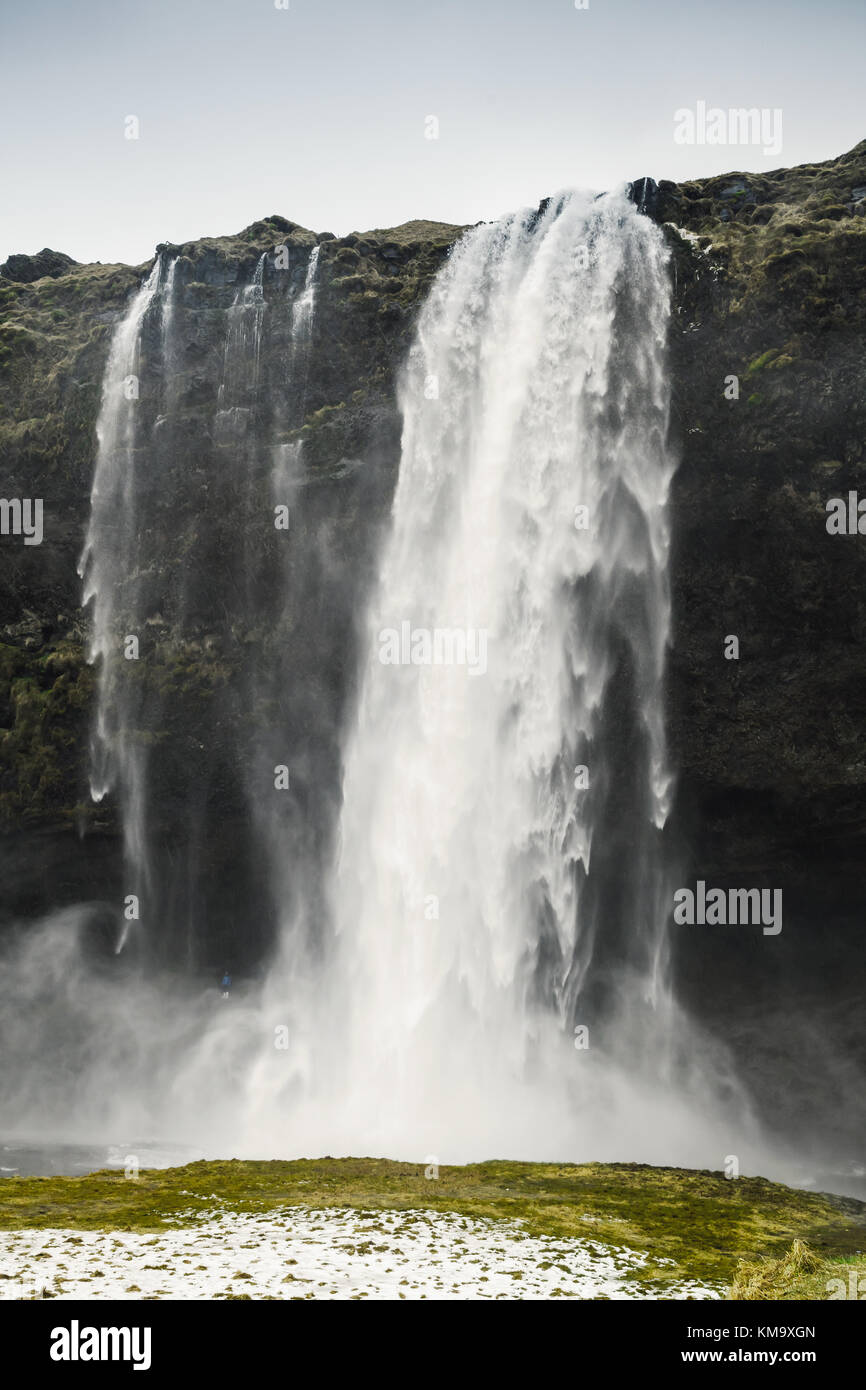 Paysage vertical de seljalandfoss cascade, l'un des plus populaires repère naturel de la nature islandaise Banque D'Images
