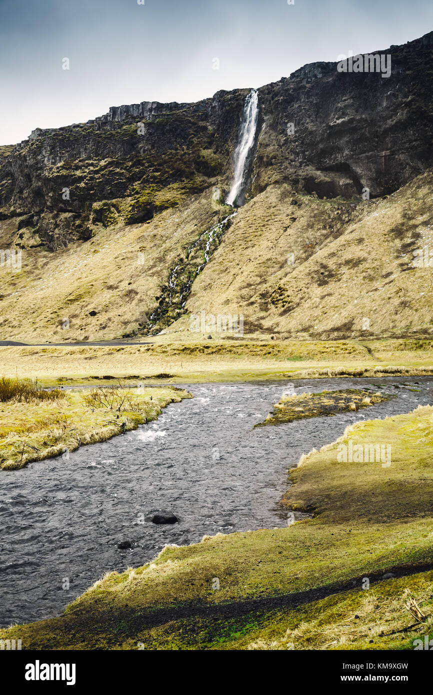 Petite rivière près de seljalandfoss cascade, monument de la nature islandaise populaires Banque D'Images