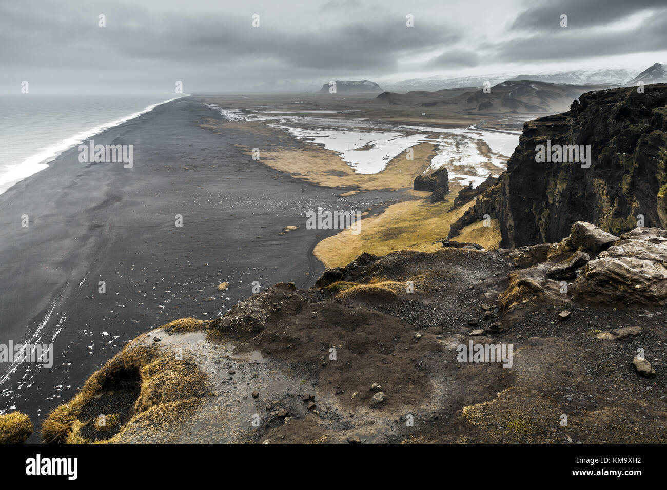 Paysage côtier. islandaise océan Atlantique Nord littoral, plage de sable noir de vik, district, Islande Banque D'Images