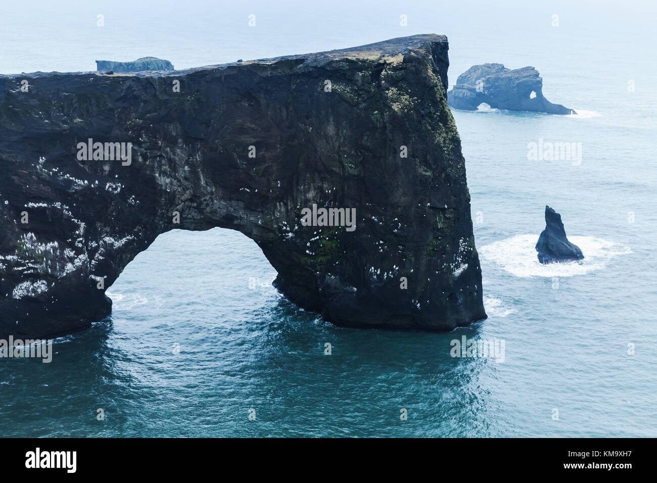 Voûte en pierre naturelle. paysage pittoresque de la réserve naturelle de dyrhólaey, côte sud de l'Islande, l'Europe d'arrière-plan photo dans les tons bleus. Banque D'Images