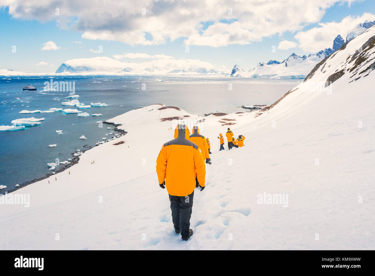 Les gens randonnée sur la côte de la péninsule de l'Antarctique alors que sur un navire de l'expédition Antarctique. Banque D'Images