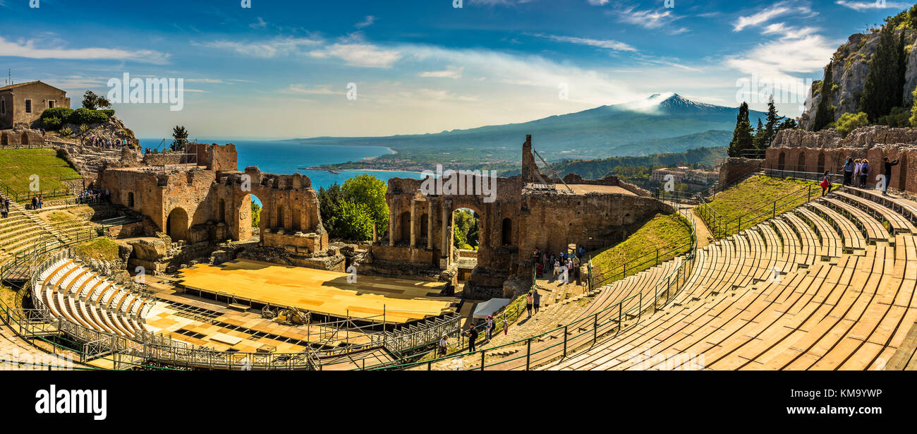 Une vue panoramique sur le théâtre antique de Taormina, Sicile. Sa position est unique car il surplombe la mer Méditerranée et l'etna Banque D'Images