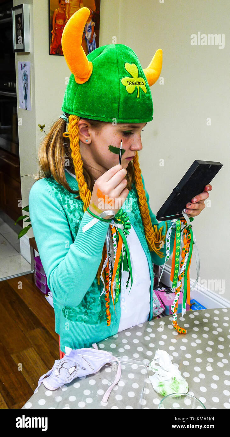 L'application de la peinture pour le visage de l'enfant pour le jour de la Saint Patrick les fêtes, Dublin Irlande Banque D'Images