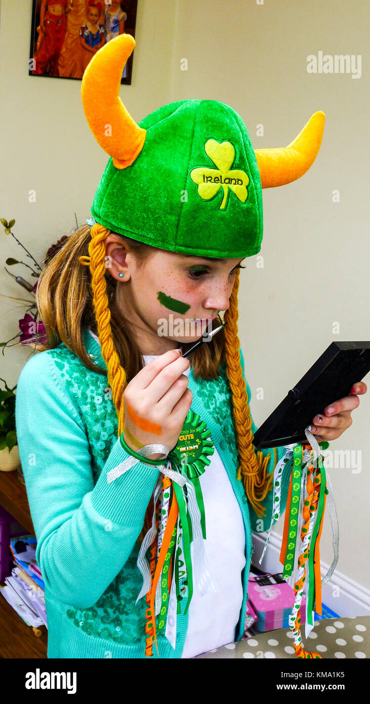 L'application de la peinture pour le visage de l'enfant pour le jour de la Saint Patrick les fêtes, Dublin Irlande Banque D'Images