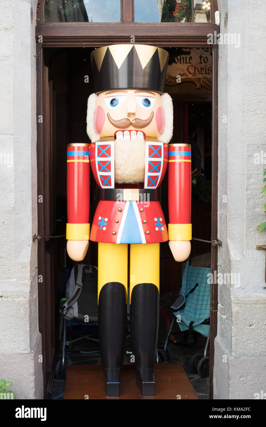 Grande Poupée Casse-noisette, le Roi Rouge, à l'extérieur d'une boutique à Rothenburg O D T, Bavaria, Germany, Europe Banque D'Images
