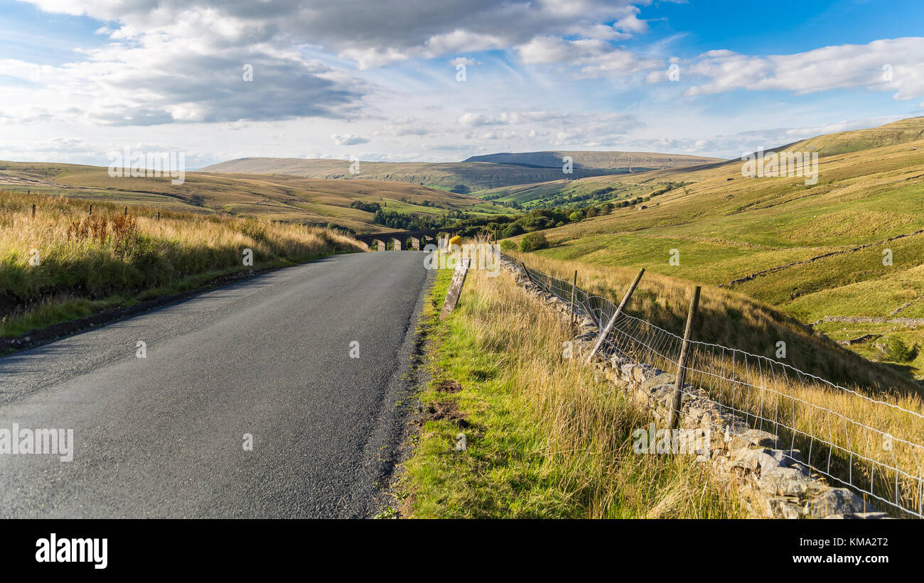 Route de campagne dans le Yorkshire Dales, la Dent viaduc de la tête en