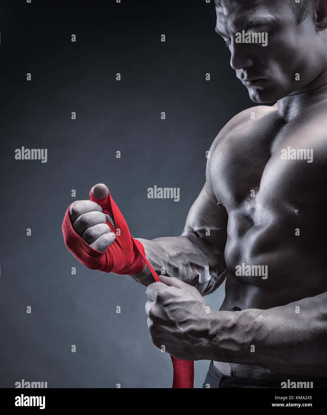 Close-up of a strong boxer rouge sur les bretelles et se préparer à lutter  contre Photo Stock - Alamy