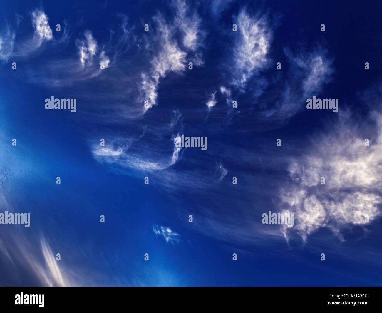 Une spectaculaire aux couleurs vives d'inspiration cloudscape nuageux atmosphérique avec la formation de nuages cirrus striées dans un ciel bleu cobalt. tin can Banque D'Images