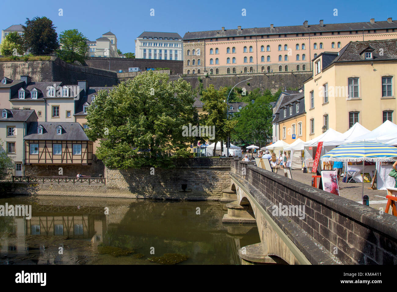 Exposition artistique sur Ulrichs pont au-dessus de la rivière Alzette, ville basse, Grund, la ville de Luxembourg, Luxembourg, Europe Banque D'Images