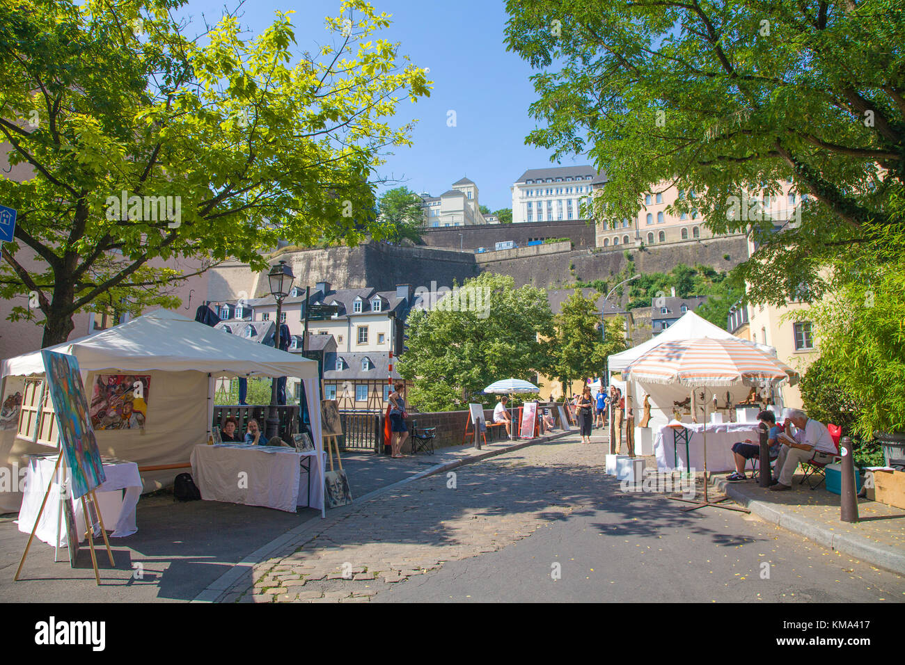 Exposition artistique sur Ulrichs pont au-dessus de la rivière Alzette, ville basse, Grund, la ville de Luxembourg, Luxembourg, Europe Banque D'Images