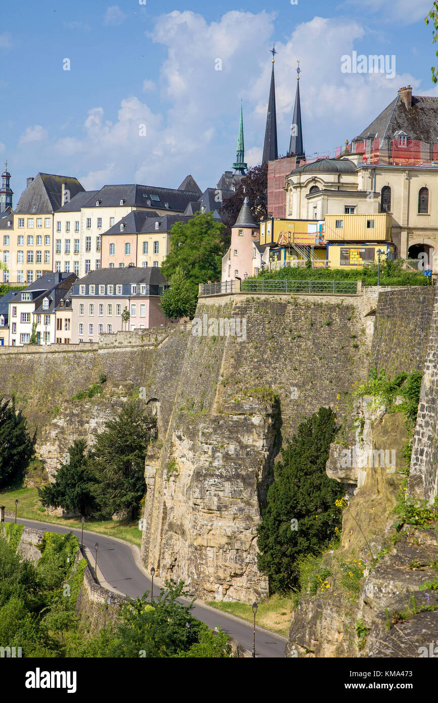 Vieux Mur de la ville et tours de la Cathédrale Notre-Dame, la ville de Luxembourg, Luxembourg, Europe Banque D'Images