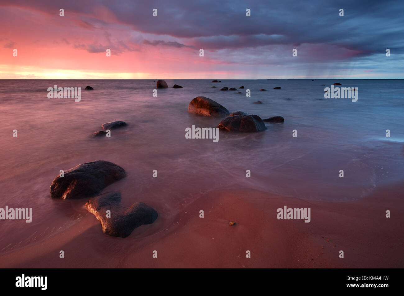 Coucher du soleil à travers la pluie, côte de la mer Baltique à Kõpu, péninsule de l'île d'Hiiumaa, Estonie, Europe Banque D'Images