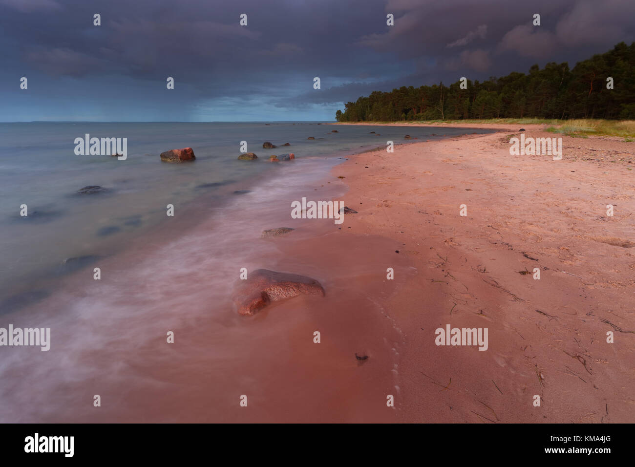 Coucher du soleil à travers la pluie, côte de la mer Baltique à Kõpu, péninsule de l'île d'Hiiumaa, Estonie, Europe Banque D'Images