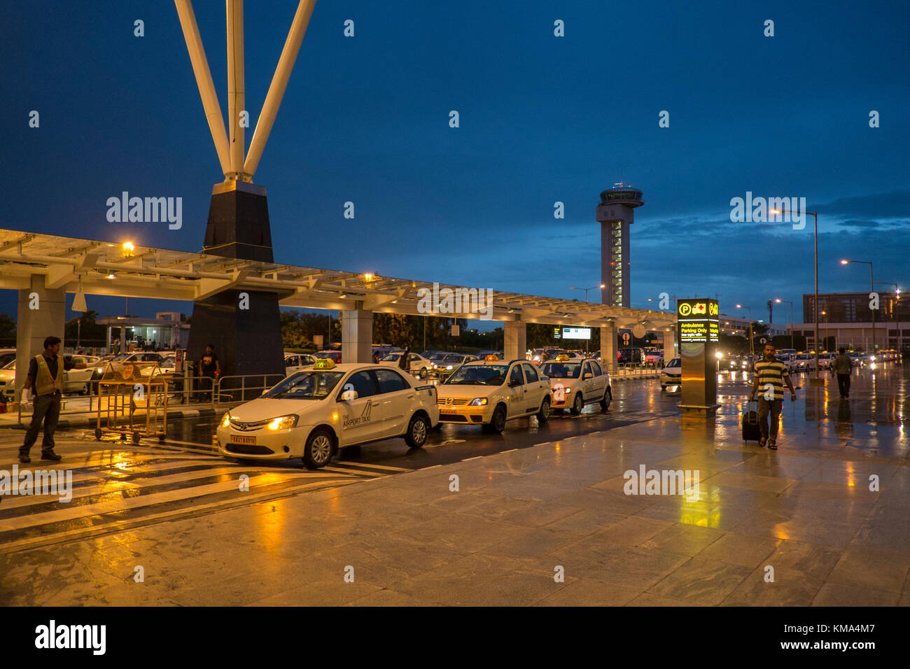 Les voitures en fonction de l'application line jusqu'à déposer des passagers à l'Aéroport International Kempegowda à Bengaluru (Bangalore) Banque D'Images