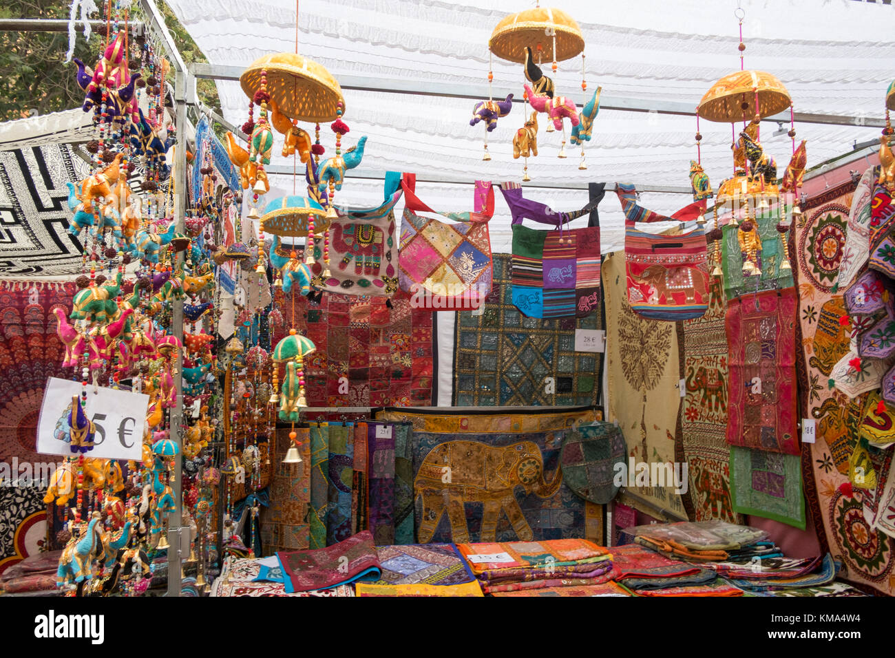 El Rastro de Madrid, le plus grand marché aux puces d'Europe, avec plus de 3000 stands. Banque D'Images