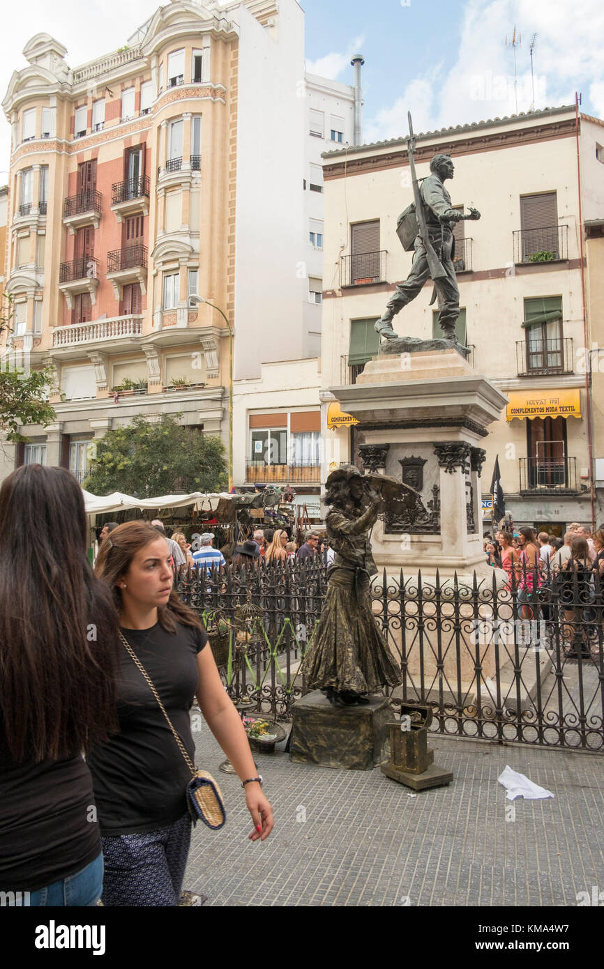 El Rastro de Madrid, le plus grand marché aux puces d'Europe, avec plus de 3000 stands. Banque D'Images