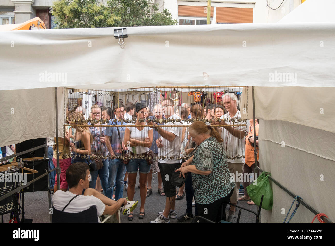 El Rastro de Madrid, le plus grand marché aux puces d'Europe, avec plus de 3000 stands. Banque D'Images