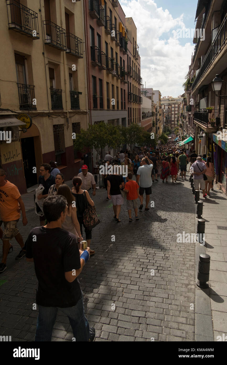 El Rastro de Madrid, le plus grand marché aux puces d'Europe, avec plus de 3000 stands. Banque D'Images