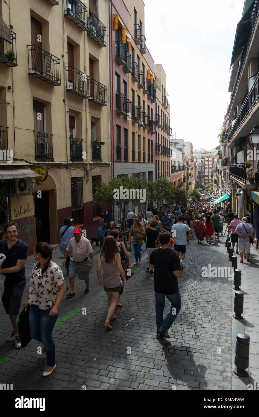 El Rastro de Madrid, le plus grand marché aux puces d'Europe, avec plus de 3000 stands. Banque D'Images
