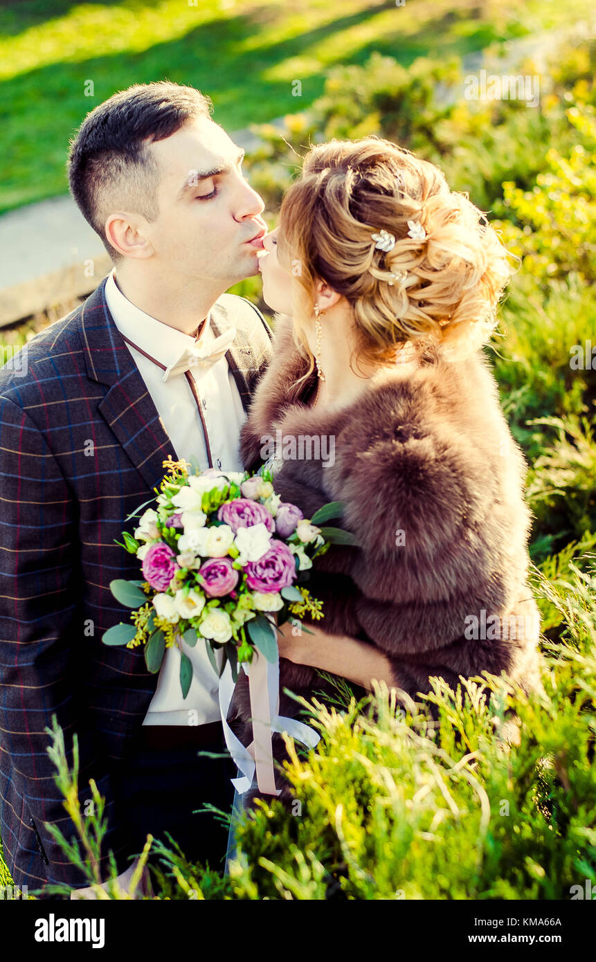 L'Ukraine, Kiev - 24.11.2017 : la cérémonie de mariage. Les amateurs de promenades dans la nature en parc. Belles et délicates les couples romantiques, s'aimer. Editori Banque D'Images