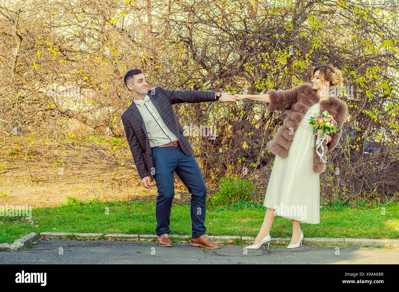 L'Ukraine, Kiev - 24.11.2017 : la cérémonie de mariage. Les amateurs de promenades dans la nature en parc. Belles et délicates les couples romantiques, s'aimer. Editori Banque D'Images