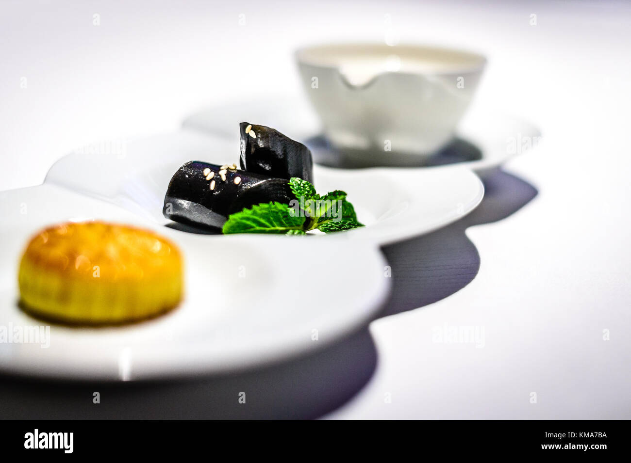 Dessert sucré combo crème d'Amandes avec le blanc d'oeuf sésame noir sucré crème au four rouleaux feuilletés avec du jus de noix de coco Banque D'Images