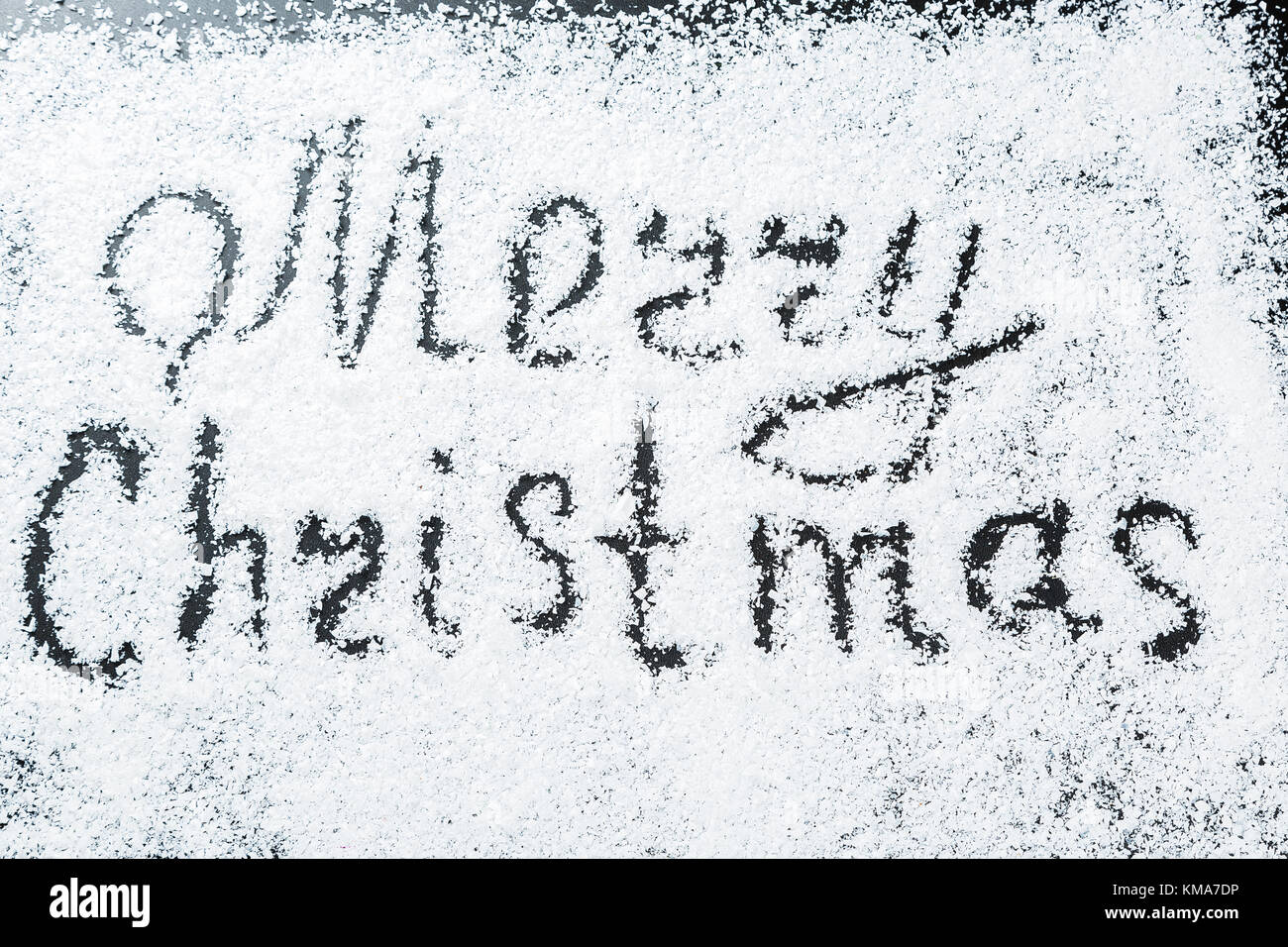 Noël arrière-plan avec l'inscription joyeux noël sur les vacances d'hiver, neige blanche. Banque D'Images