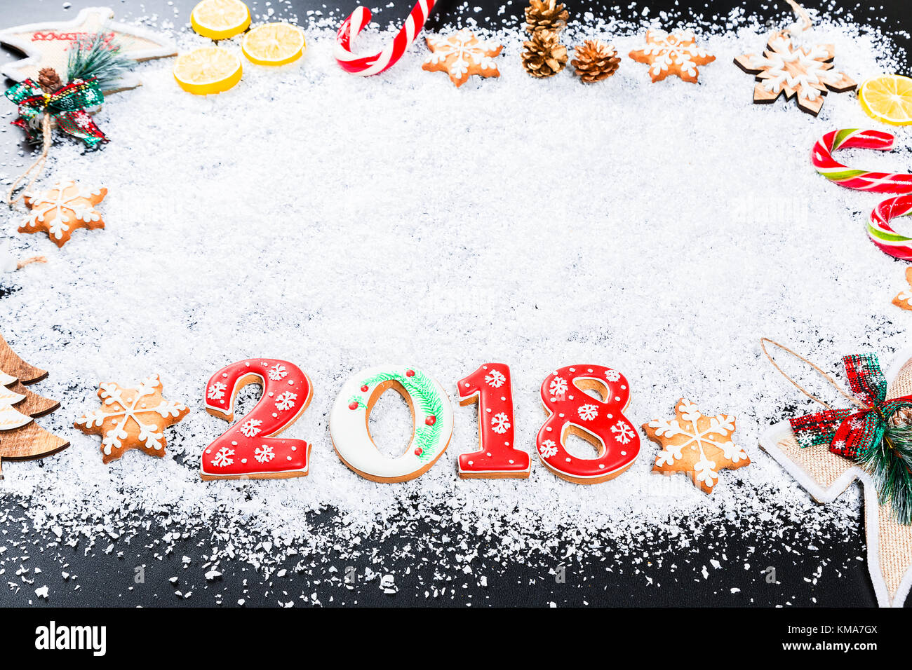 Fond de Noël au pain d'épices et de flocons de neige blanc, 2018, les jouets, les bonbons au citron, et nouvel an vacances d'hiver. Décor sur un châssis en bois noir t Banque D'Images