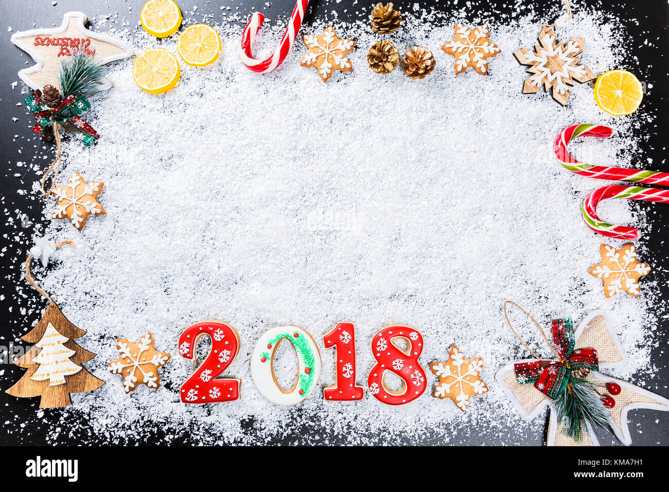 Fond de Noël au pain d'épices et de flocons de neige blanc, 2018, les jouets, les bonbons au citron, et nouvel an vacances d'hiver. Décor sur un châssis en bois noir t Banque D'Images