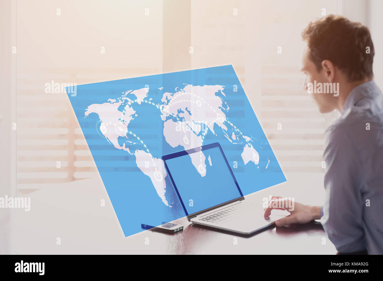 Global Business Carte mondiale indiquant dans le monde international connexions entre les villes, internet, transactions financières, l'échange de données de l'Ito, homme d'usin Banque D'Images