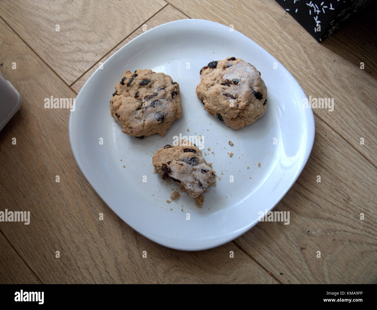 Accueil gâteaux gâteaux eccles rock buns scones ou sur une assiette blanche ou pays style comté Banque D'Images