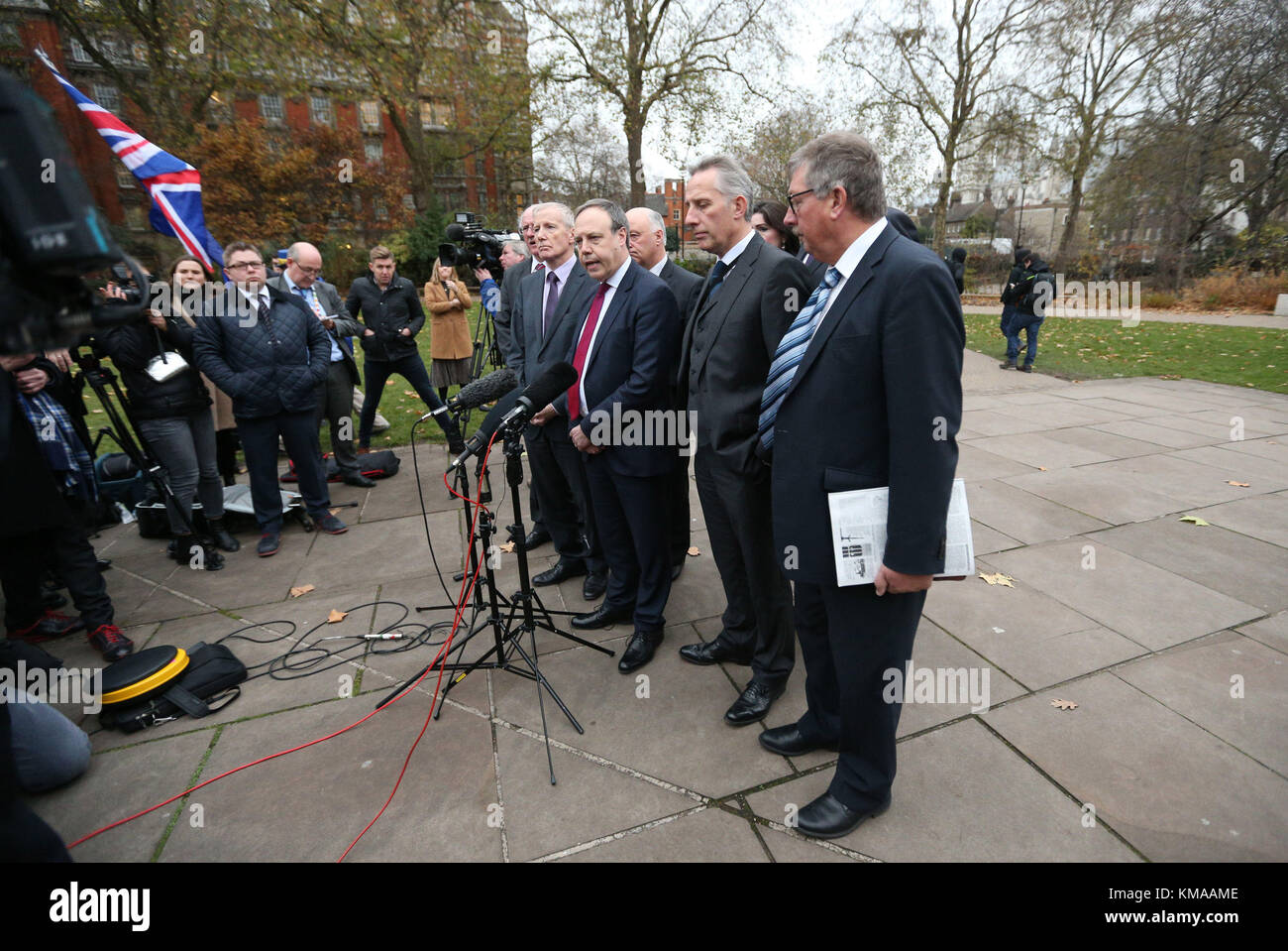 Leader adjoint Nigel Dodds et ses collègues députés en parlant de DUP Westminster Victoria Gardens, le centre de Londres sur la réponse à la sortie de l'UE en cours de négociations et la question de la frontière anglo-irlandais. Banque D'Images