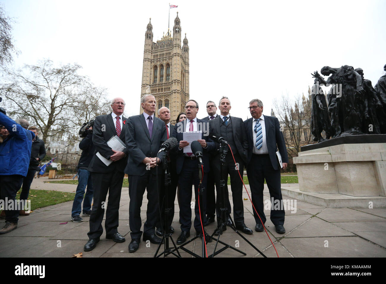 Leader adjoint Nigel Dodds et ses collègues députés en parlant de DUP Westminster Victoria Gardens, le centre de Londres sur la réponse à la sortie de l'UE en cours de négociations et la question de la frontière anglo-irlandais. Banque D'Images