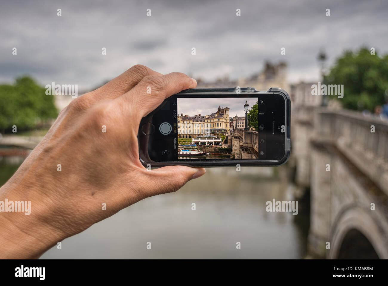 Un homme prenant phots de Richmond Riverside le développement, Londres, UK Banque D'Images