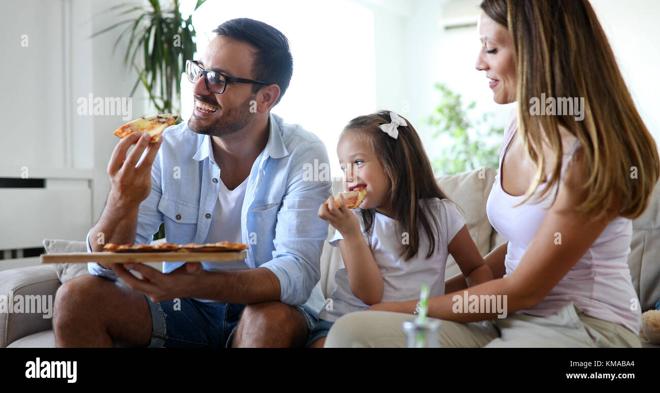 Happy Family pizza partage ensemble à la maison Banque D'Images