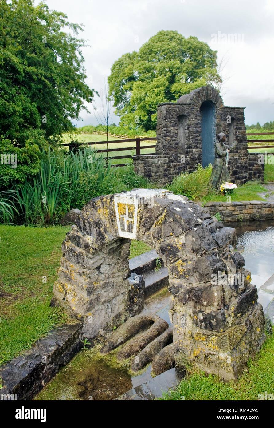 Saint Brigid's puits sacré, païenne et celtique médiévale précoce site chrétien près de la ville de Kildare, dans le comté de Kildare, Irlande. Banque D'Images