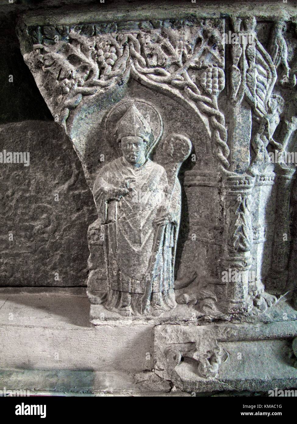 Détail de l'évêque avec crosier sur le sarcophage en pierre sculpté à l'intérieur de la cathédrale Saint-Brigin's, comté de Kildare, Irlande Banque D'Images