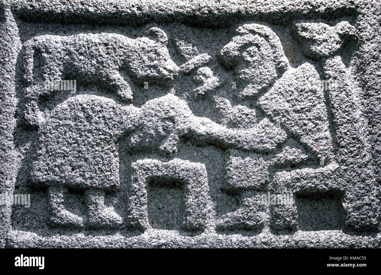 Les sacrifices de l'Ancien Testament Abraham fils Isaac sur l'autel. Panneau sculpté de la Croix celtique Christian Moone, comté de Kildare, Irlande. Banque D'Images