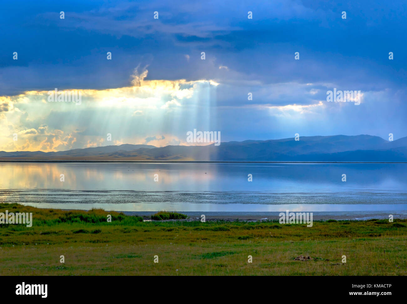 Tempête avec des rayons de soleil plus belles montagnes par chanson kul lake, Kirghizistan Banque D'Images