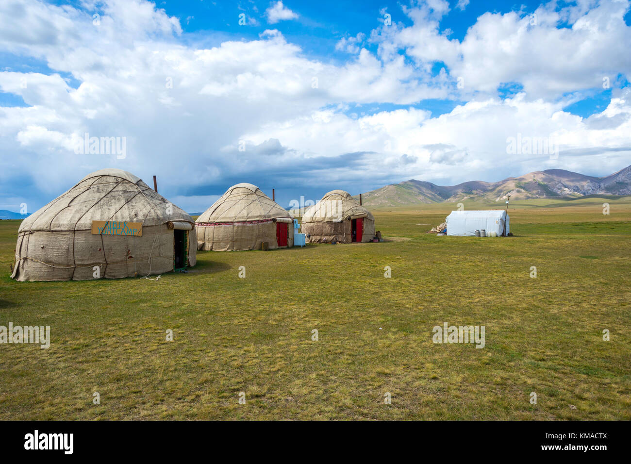 Yourtes, maisons typiques de Nomad par la chanson kul lake, Kirghizistan Banque D'Images