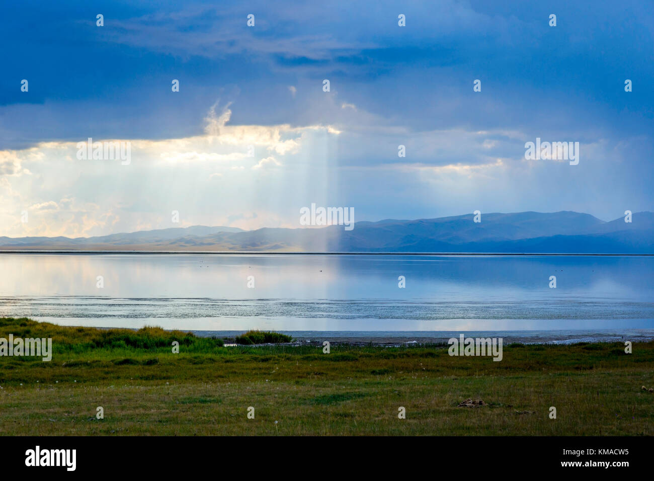 Tempête avec des rayons de soleil plus belles montagnes par chanson kul lake, Kirghizistan Banque D'Images