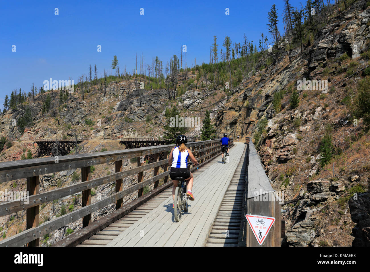 Les cyclistes le long de la piste cyclable, chevalets en bois du canyon Myra Myra Canyon, Ville, région de l'Okanagan, Kelowna, Colombie-Britannique, Canada. Banque D'Images