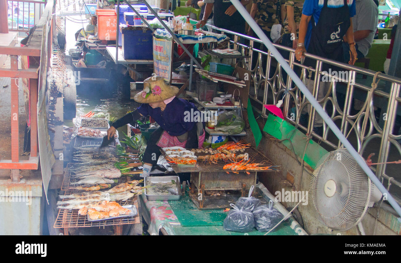 Les femmes préparent les repas à taling chan marché flottant à Bangkok. Banque D'Images