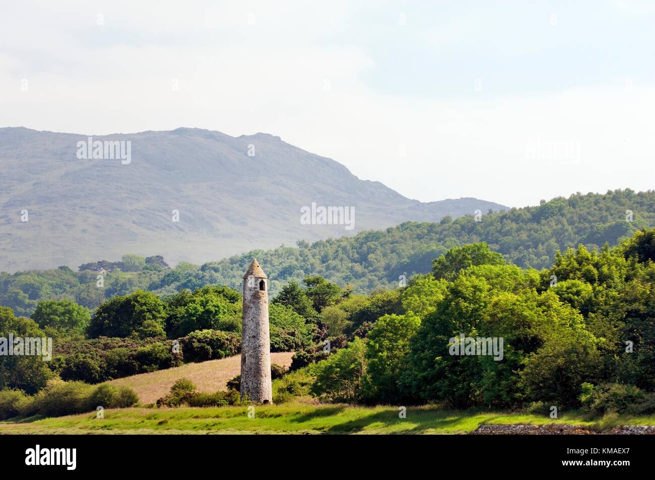 Tour ronde de Cornamucklagh. Une aide à la navigation de 19 C près d'Omeath sur la péninsule de Cooley, comté de Louth, Irlande. Au sud, depuis le sommet de Carlingford Lough Banque D'Images
