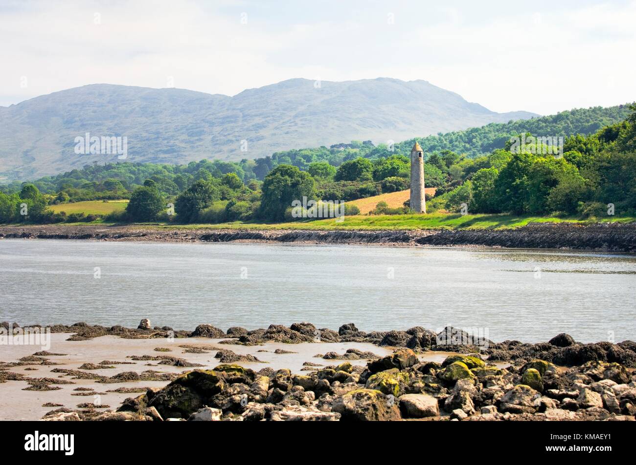 Tour ronde de Cornamucklagh. Une aide à la navigation de 19 C près d'Omeath sur la péninsule de Cooley, comté de Louth, Irlande. Au sud, depuis le sommet de Carlingford Lough Banque D'Images