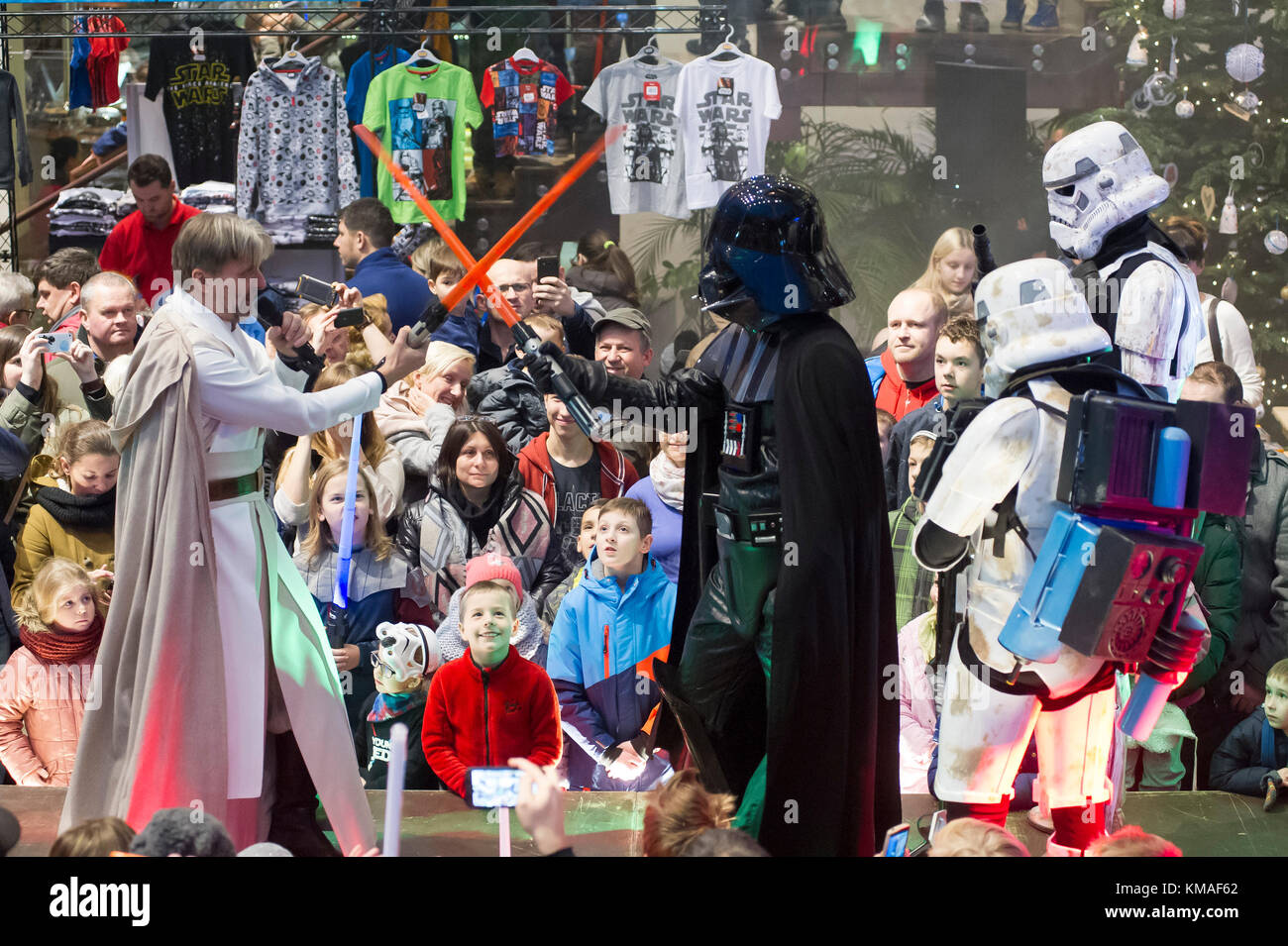 Les fans de Star Wars habillé comme Dark Vador et Chevalier Jedi Obi-Wan Kenobi de combats dans un duel célèbre de Star Wars : Episode IV - Un nouvel espoir film lors d'une Banque D'Images