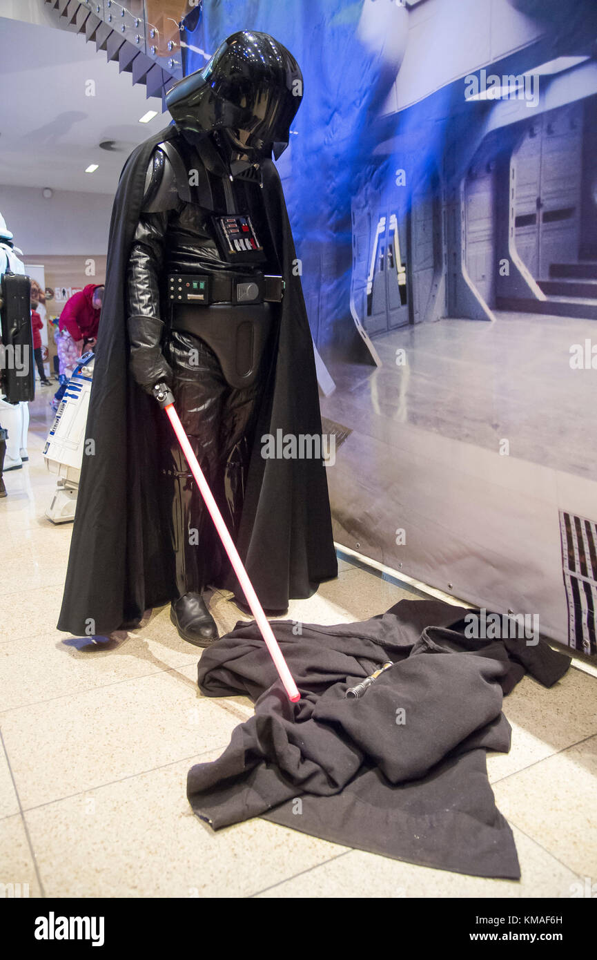 Les fans de Star Wars habillé comme Dark Vador et Chevalier Jedi Obi-Wan Kenobi de combats dans un duel célèbre de Star Wars : Episode IV - Un nouvel espoir film lors d'une Banque D'Images